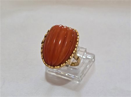 Anello in oro giallo 18 carati e corallo