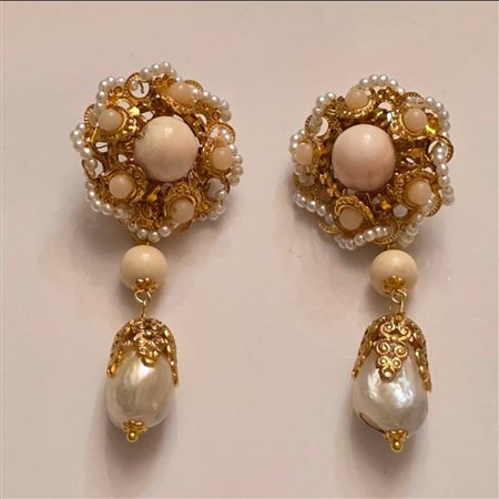 Orecchini stile Deco' in corallo rosa, perle e metallo dorato