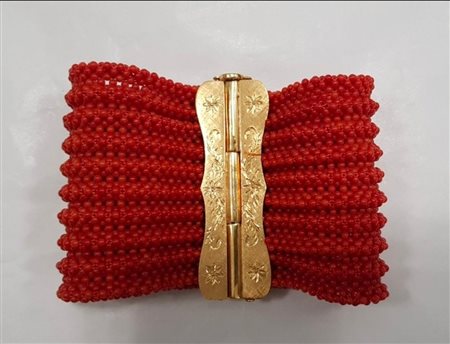Importante bracciale in oro giallo 18 carati e corallo