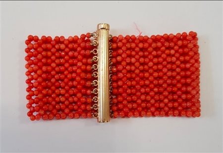 Bracciale in oro giallo 18 carati e corallo naturale tessito