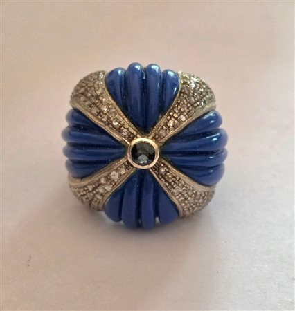 Imponente anello stile Deco in oro basso titolo, brillanti, zaffiro e pasta di lapis
