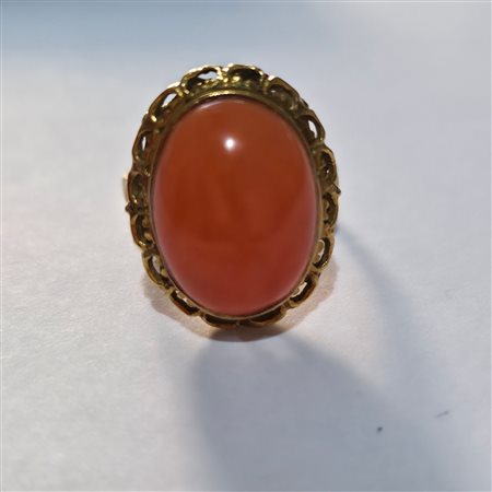 Anello in oro giallo 18 carati e corallo naturale