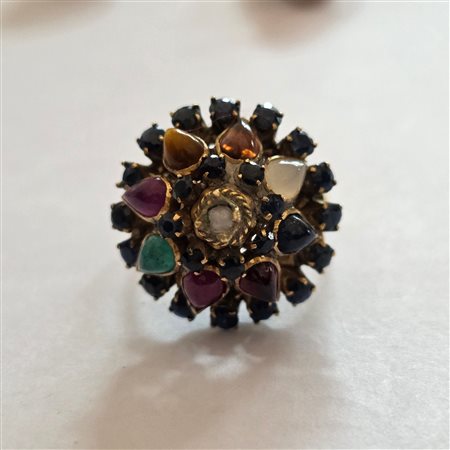 Anello in oro giallo 18 carati e pietre