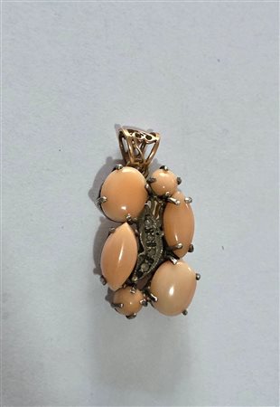 Ciondolo in oro basso titolo, corallo rosa e rose di diamanti