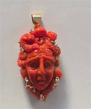 Ciondolo in oro e corallo inciso