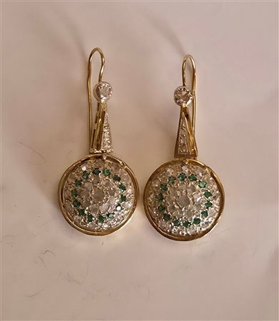 Eleganti orecchini in oro giallo 333,rose di diamanti e pietre