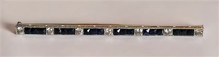 Bellissima spilla Deco' in oro 18 carati diamanti e zaffiri