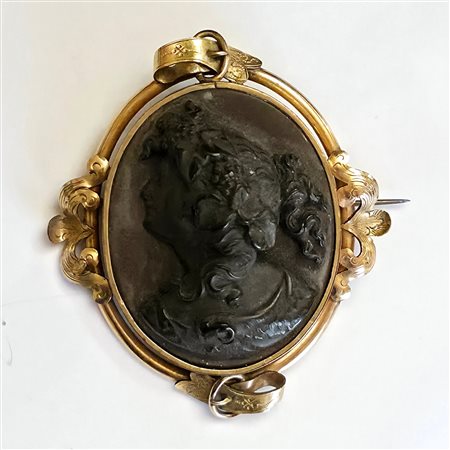 Elegante spilla in oro basso titolo e cammeo pietra lavica