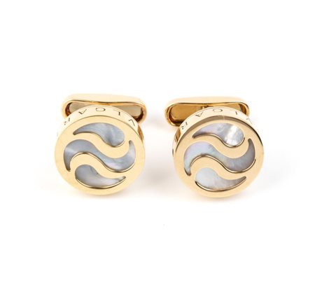 BULGARI Paio di gemelli in oro e madreperla In oro giallo 18k, ciascuno di...