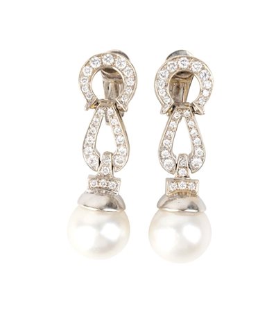 BULGARI Paio di orecchini pendenti in oro con perla australiana e diamanti In...