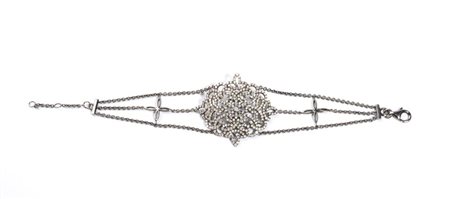 Bracciale in oro e diamanti in oro bianco 18k, con motivo floreale centrale...