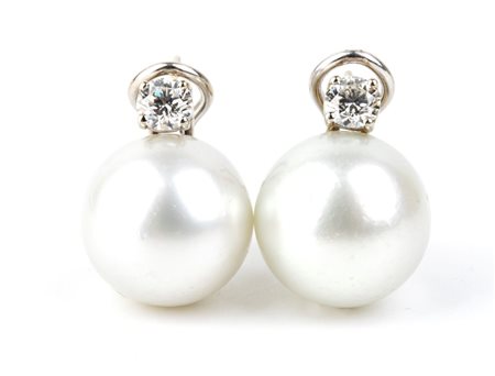 Paio di orecchini con perle e diamanti In oro bianco 18k, con perla...