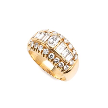 Anello in oro con diamanti In oro giallo, modellato come una fascia,...