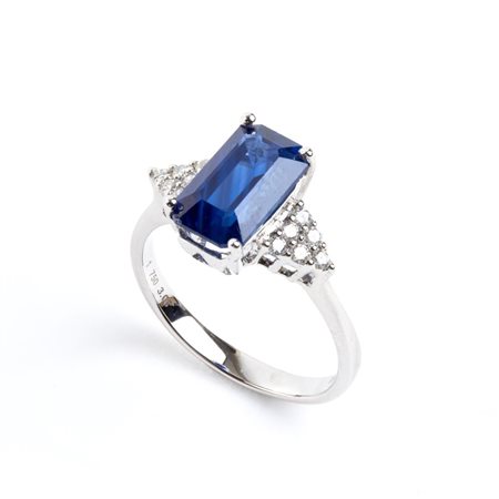 Anello con zaffiro e diamanti In oro bianco 18k, incastonato con zaffiro...