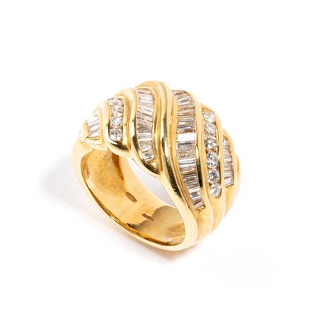 Anello a fascia in oro e diamanti in oro giallo 18k, modellato come una...