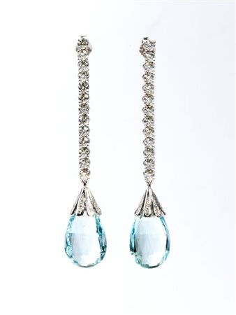 Orecchini in oro con diamanti e acquamarina in oro bianco 18k, ciascuno con...