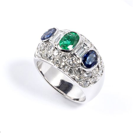 Anello in oro con zaffiri, smeraldo e diamanti in oro bianco 18k, incastonato...