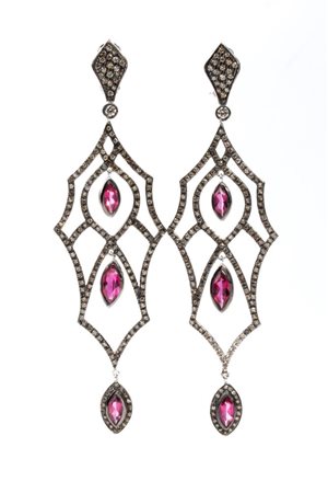 Orecchini in oro con diamanti e rubellite in oro bianco 18k con applicazione...
