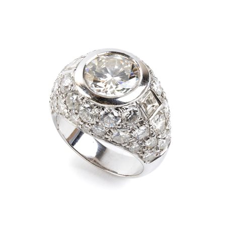 Anello in oro con diamanti in oro bianco 18k, modellato come una fascia,...