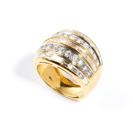 Anello in oro e diamanti in oro giallo 18k, incastonato con file di diamanti...