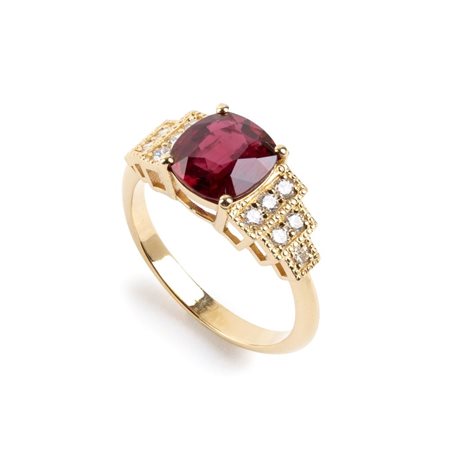 Anello in oro con rubino e diamanti In oro giallo 18k, incastonato con...