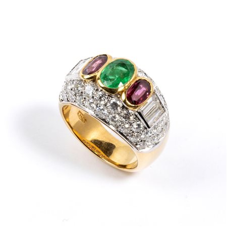 Anello in oro con diamanti, smeraldo e rubini in oro giallo 18k, modellato...