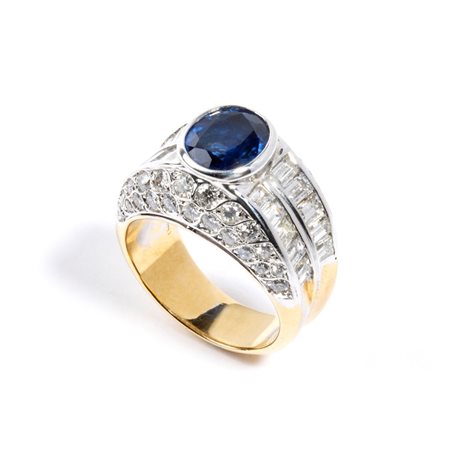 Anello a fascia in oro con zaffiro e diamanti in oro giallo ed oro bianco...