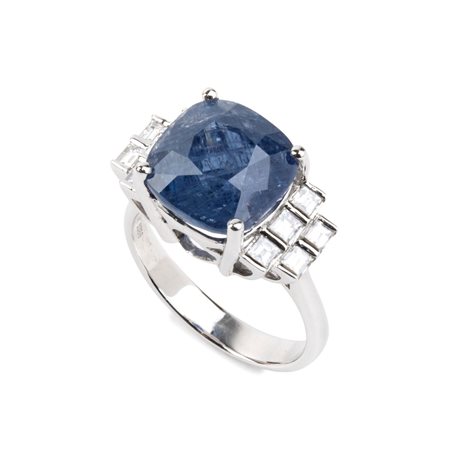 Anello in oro con zaffiro e diamanti In oro bianco 18k, incastonato con...