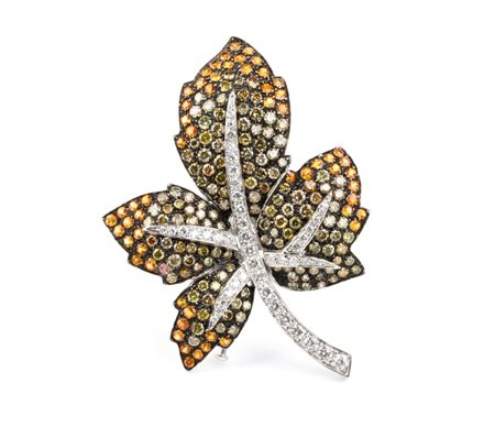 Spilla modello foglia in oro diamanti e corindoni arancio In oro bianco 18k,...