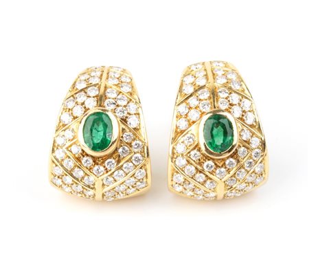 Paio di orecchini in oro con smeraldo e diamanti In oro giallo 18k, a motivo...