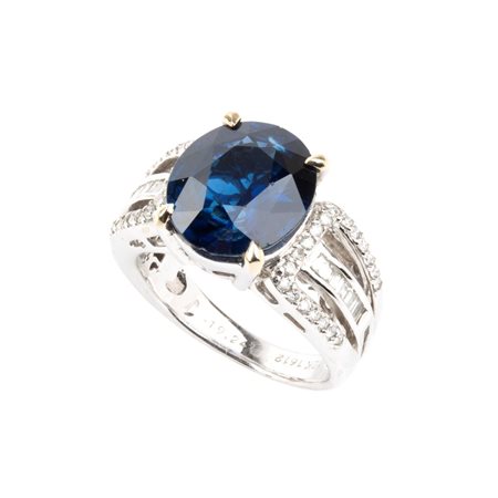 Anello in oro con zaffiro e diamanti in oro bianco 18k, incastonato con...