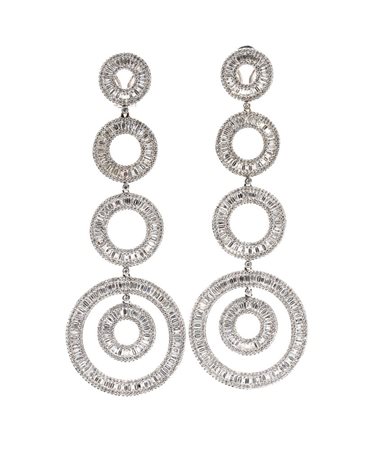 Paio di orecchini pendenti in oro e diamanti in oro bianco 18k, con linea...