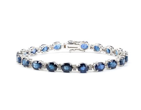 Bracciale in oro con diamanti e zaffiri In oro bianco 18k, incastonato con...