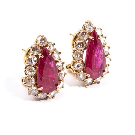 Orecchini in oro con rubini e diamanti in oro giallo 18k, ciascuno...