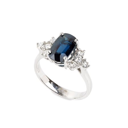 Anello in oro con zaffiro e diamanti In oro bianco 18k, incastonato con...