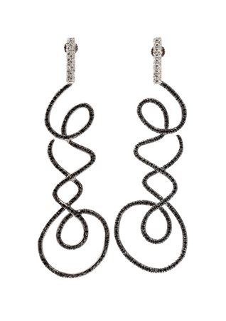 Orecchini in oro e diamanti in oro bianco 18k, a motivo di volute di nastro...