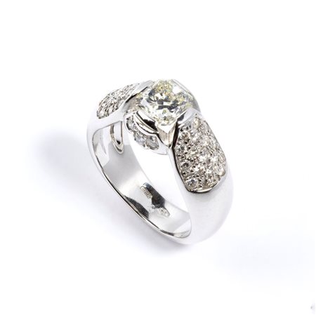 Anello in oro con diamanti in oro bianco 18k, incastonato con diamante...