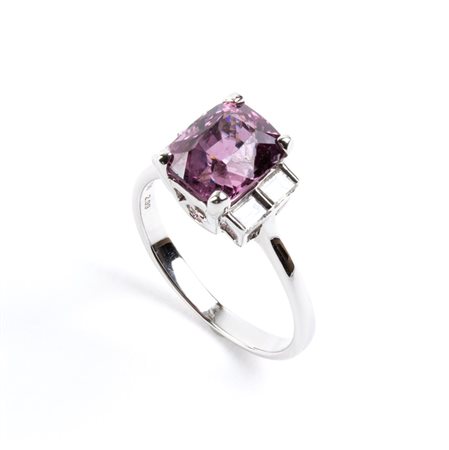 Anello in oro con spinello e diamanti In oro bianco 18k, incastonato con uno...