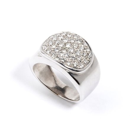 Anello a fascia in oro con diamanti in oro bianco, incastonato con pavé di...
