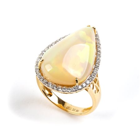 Anello in oro con opale e diamanti In oro giallo 18k, incastonato con opale a...