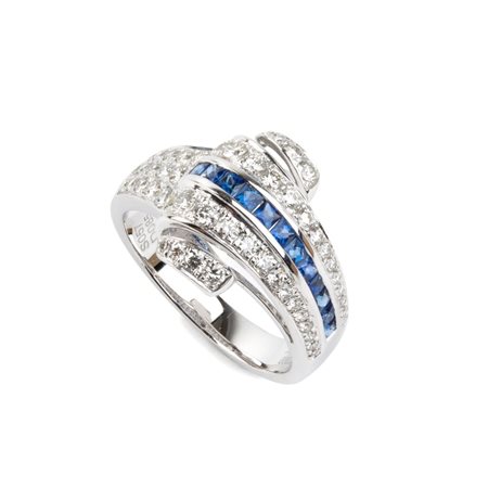 Anello in platino con diamanti e zaffiri modellato come una fascia con motivo...