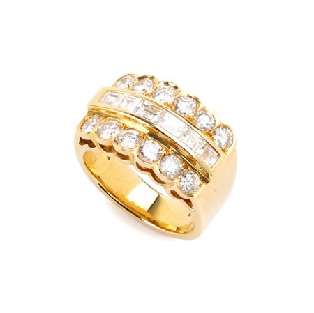 Anello a fascia in oro con diamanti In oro giallo 18k, incastonato con linea...