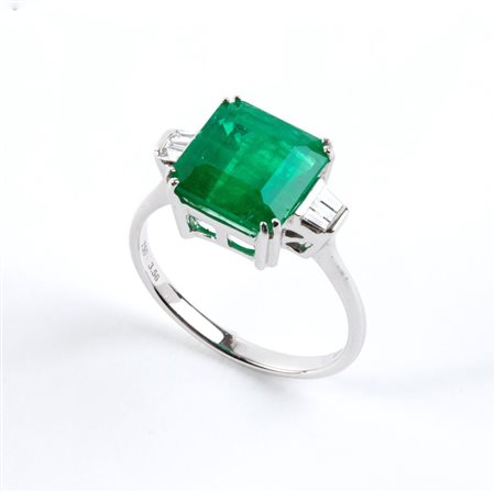 Anello in oro con smeraldo e diamanti In oro bianco 18k, incastonato con...