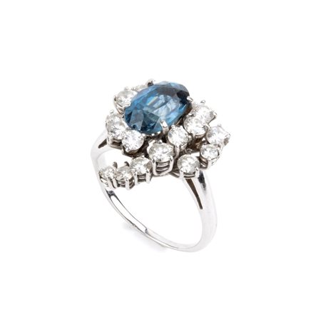 Anello in oro bianco con zaffiro e diamanti In oro bianco, incastonato con...