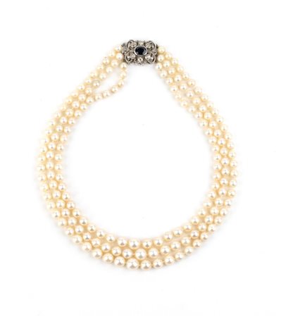 Collana di perle, fermezza in oro con zaffiro e diamanti A tre fili di perle...