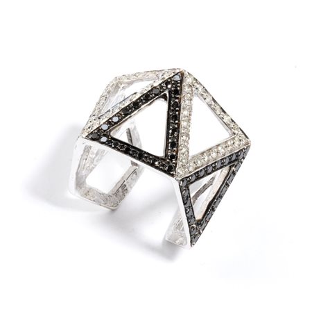 Anello geometrico in oro e diamanti a fascia traforata con motivo di...