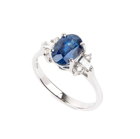 Anello in oro con zaffiro e diamanti In oro bianco 18k, incastonato con uno...
