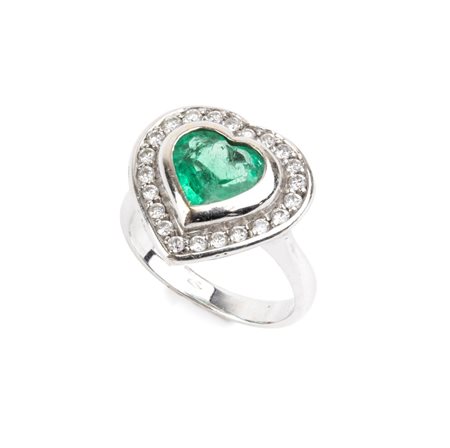 Anello in oro bianco con smeraldo a forma di cuore e diamanti In oro bianco...