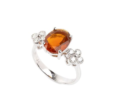 Anello in oro con opale di fuoco e diamanti In oro bianco 18k, incastonato...