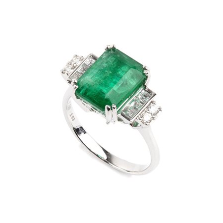 Anello in oro con smeraldo e diamanti In oro bianco 18k, incastonato con uno...